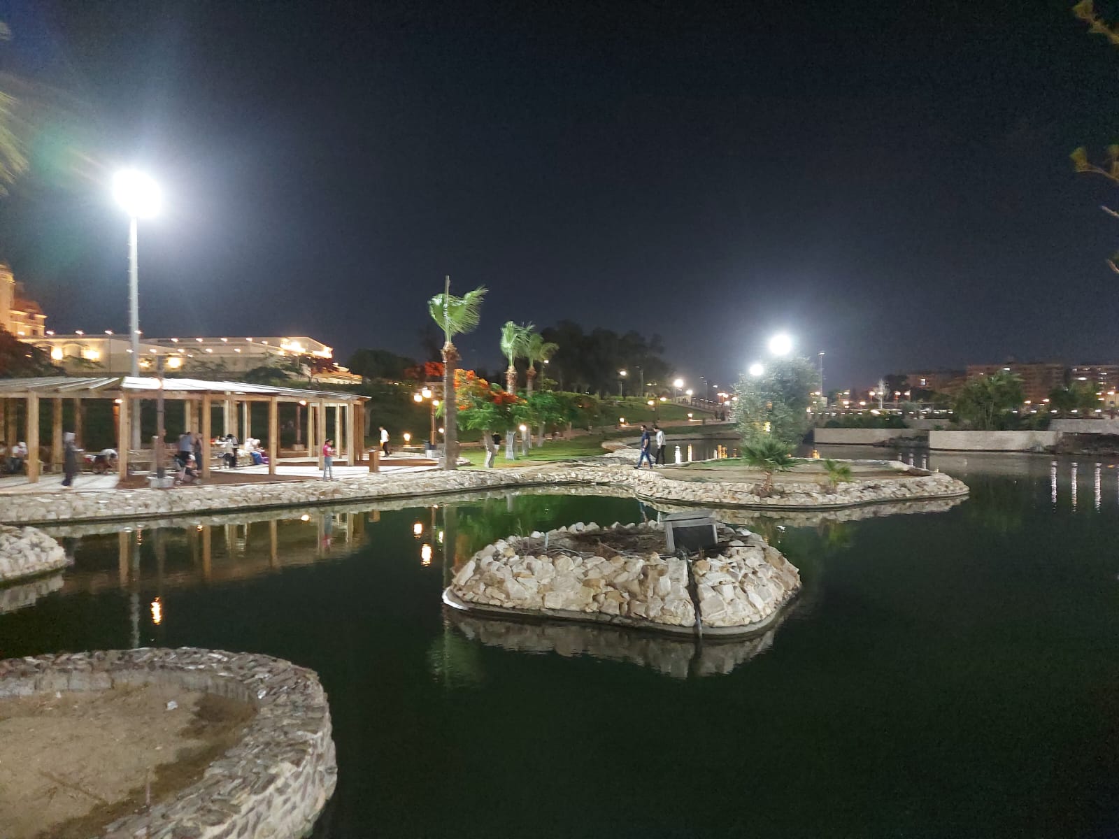 البحيرات الصناعيه و الشلالات