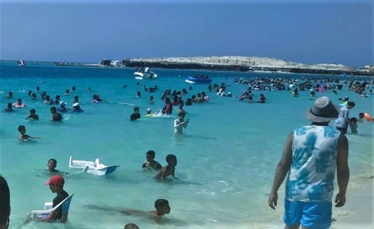 2- متعة وسباحة الاطفال بشواطئ مطروح