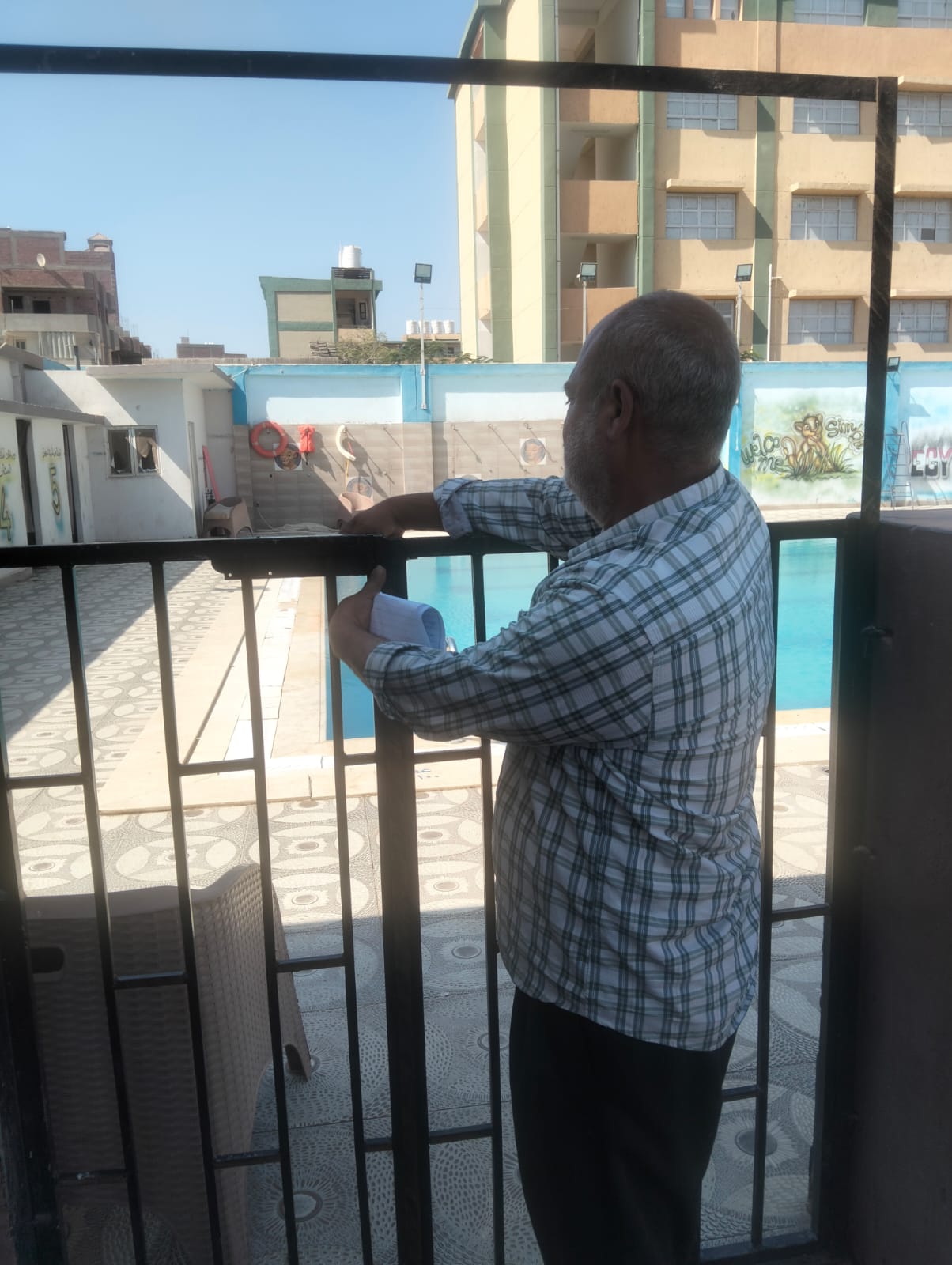 غلق حمام سباحة