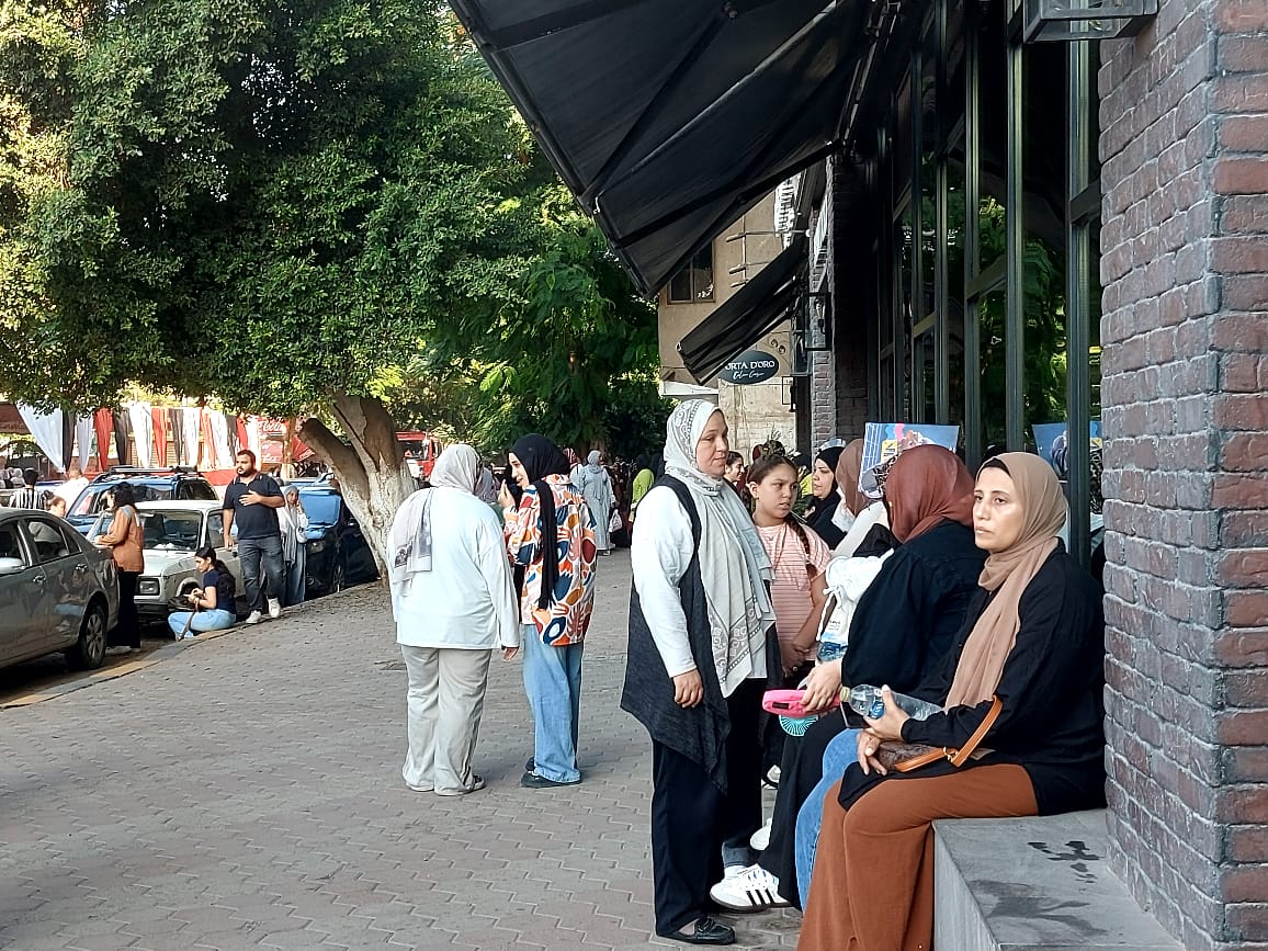 انتظار الأمهات أمام اللجان