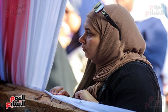سيدة تنتظر دخول نجلتها الامتحان سيدة تنتظر دخول نجلتها الامتحان