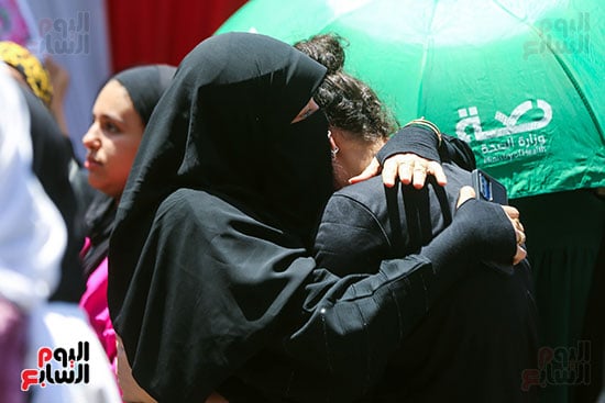 طالبة تبكى فى حضن امها طالبة تبكى فى حضن امها