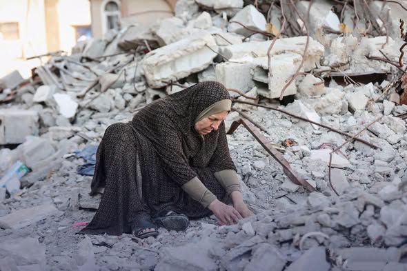 أم عطا تبحث عن رفات أبنائها تحت الأنقاض
