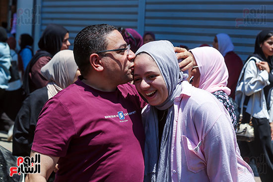 تقبيل من ولى الأمر بعد الامتحان تقبيل من ولى الأمر بعد الامتحان