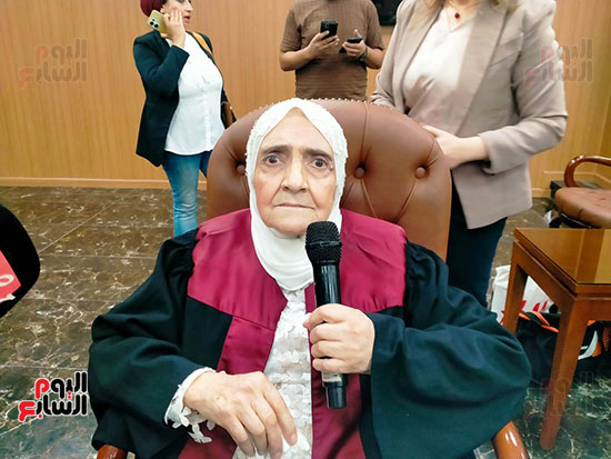 الباحثة-آمال-إسماعيل-متولي--خلال-المناقشة الباحثة-آمال-إسماعيل-متولي--خلال-المناقشة