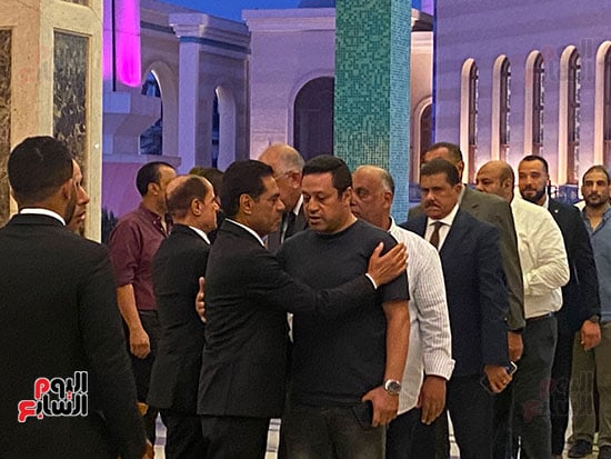 طارق قنديل يستقبل العزاء فى والده