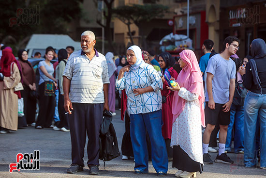 اسرة تساند ابنتها قبل الامتحان اسرة تساند ابنتها قبل الامتحان