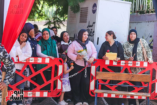 انتظار اولياء الامور لخروج الطالبات انتظار اولياء الامور لخروج الطالبات