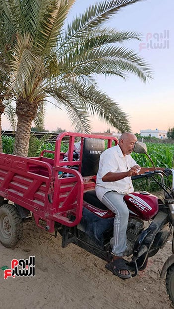 الاب-يقود-التروسيكل-ومعه-سميرة