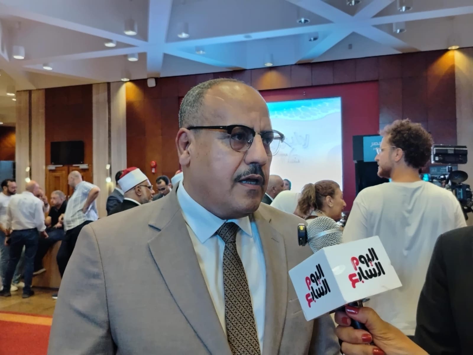 الكاتب الصحفي محمد أمين رئيس تحرير مجلة أكتوبر الكاتب الصحفي محمد أمين رئيس تحرير مجلة أكتوبر