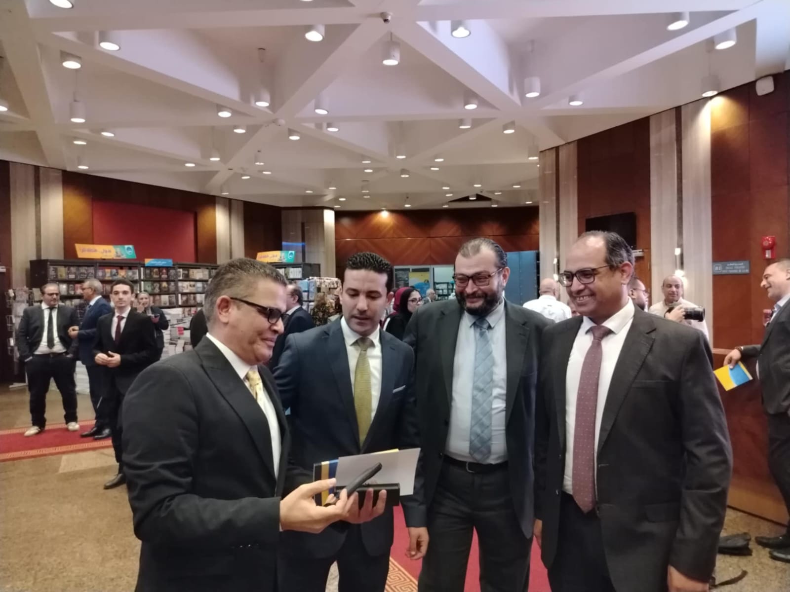 جانب من المشاركين في المعرض جانب من المشاركين في المعرض