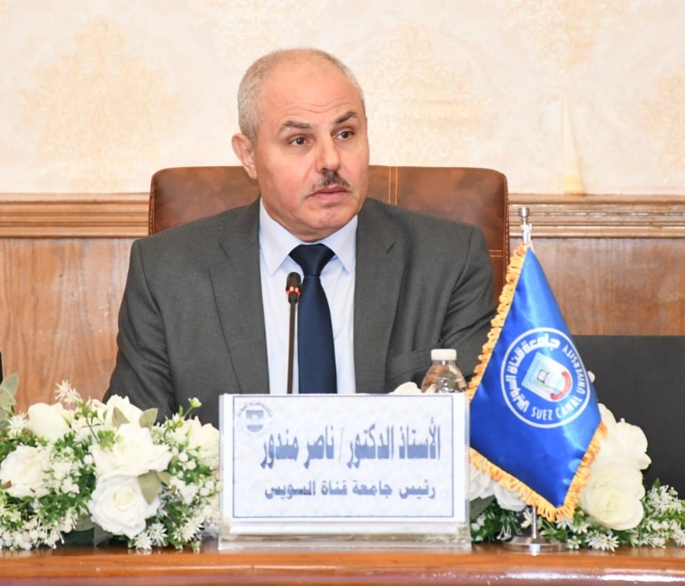 رئيس جامعة قناه السويس