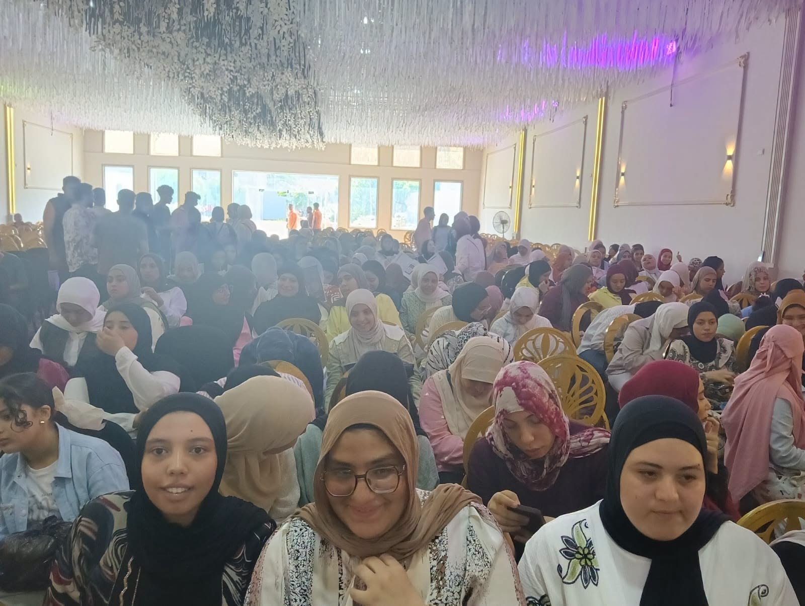 حضور كثيبف من الطالبات بالمراجعات النهائية بكفر الشيخ