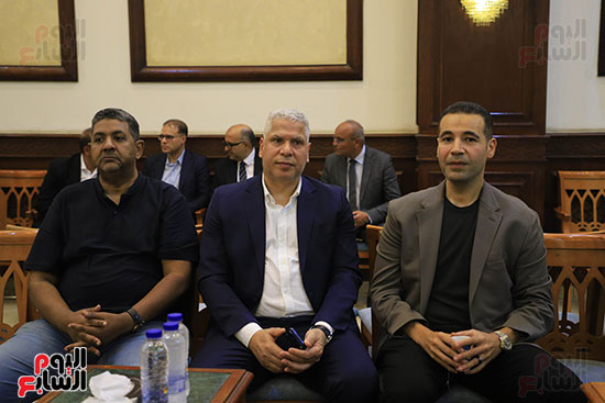 وائل جمعة يقدم واجب العزاء