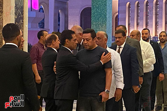 هشام حنفي يقدم واجب العزاء