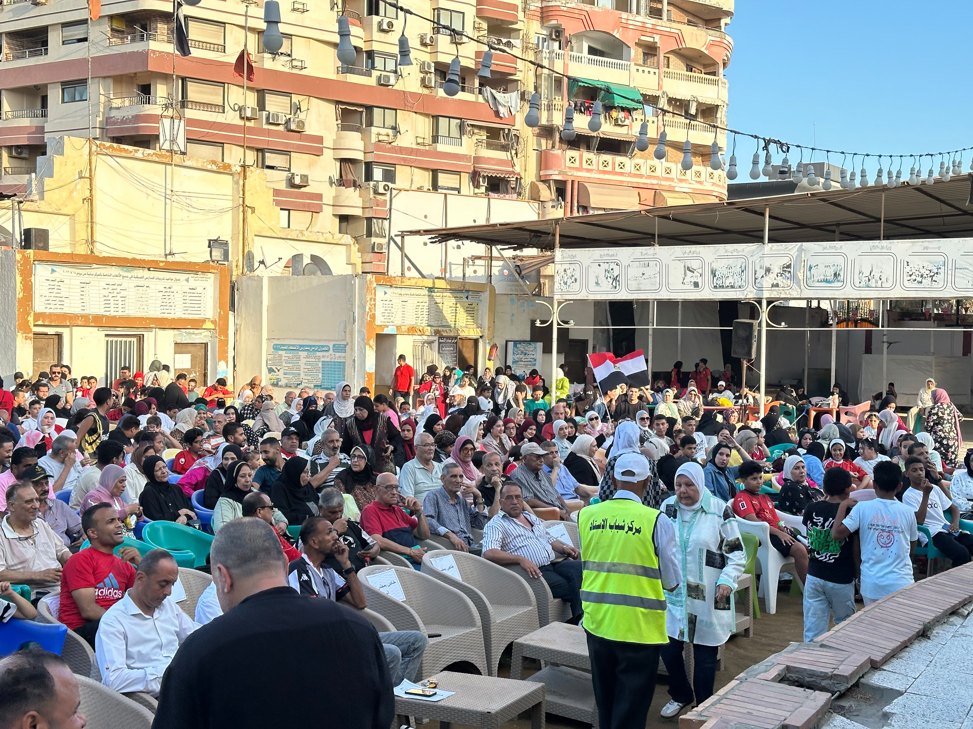 الاف الجماهير الاف الجماهير