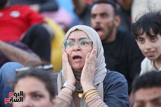 فرحة الجماهير بالشوط الأول (6)
