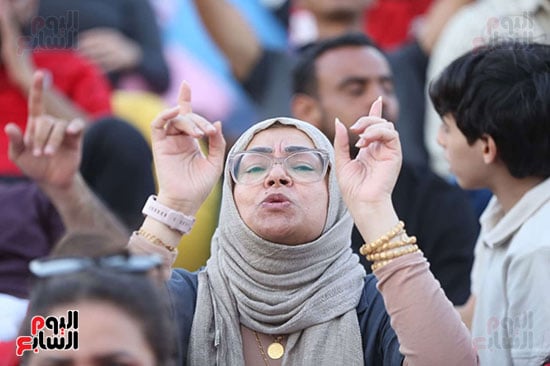 فرحة الجماهير بالشوط الأول (15)
