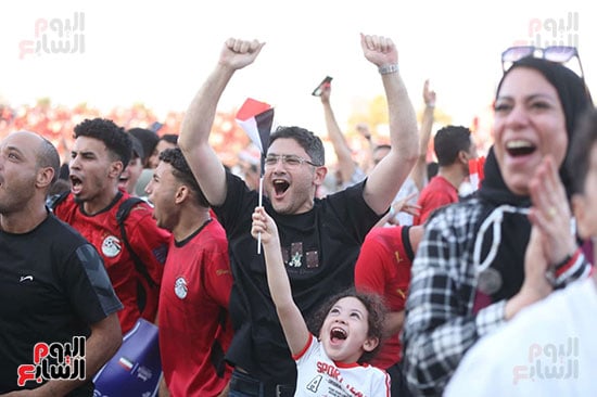 فرحة الجماهير بالشوط الأول (9)