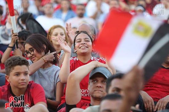 فرحة الجماهير بالشوط الأول (7)