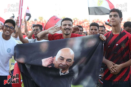 فرحة الجماهير بالشوط الأول (8)
