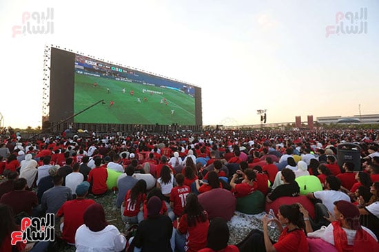 فرحة الجماهير بالشوط الأول (10)