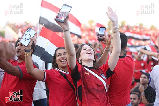 فرحة الجماهير بالشوط الأول (4)