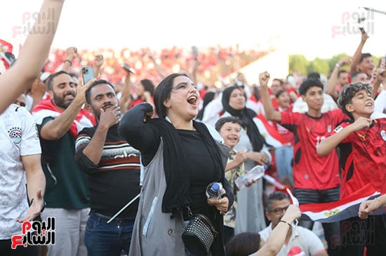 فرحة الجماهير بالشوط الأول (12)