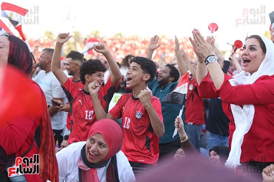 فرحة الجماهير بالشوط الأول (16)