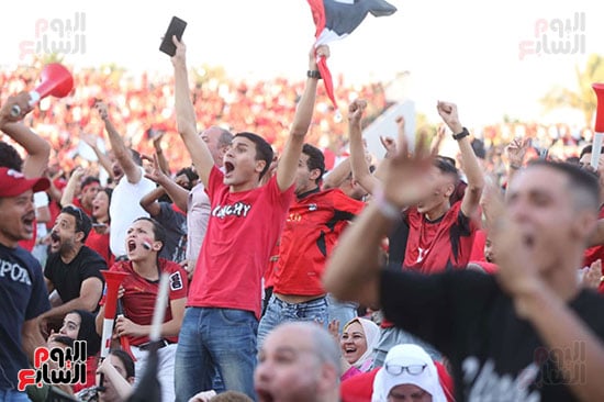 فرحة الجماهير بالشوط الأول (17)