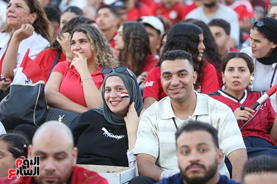 فرحة الجماهير بالشوط الأول (13)