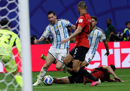ميسى يجسل هدف التعادل