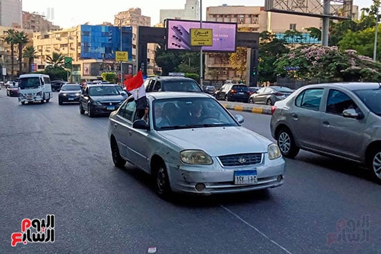 السيارات تتزين بالعلم السيارات تتزين بالعلم