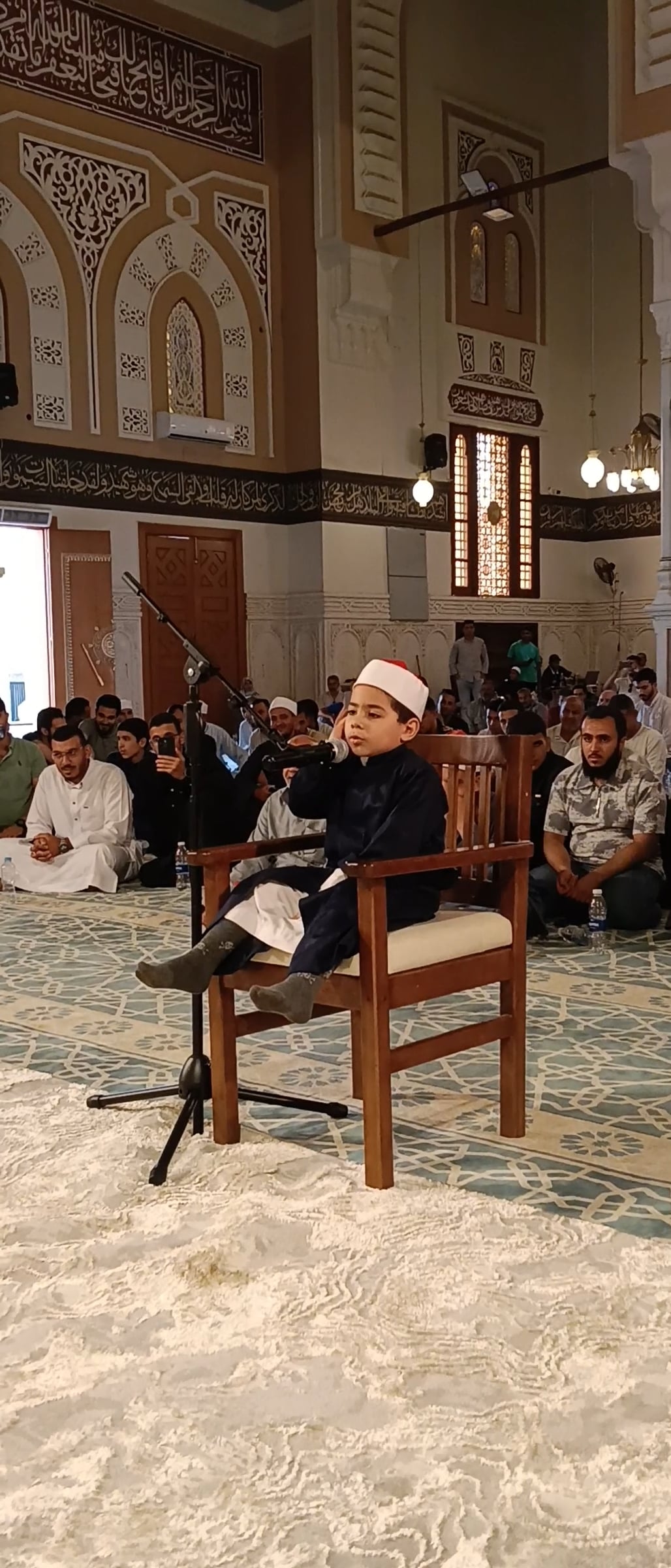 الطفل خلال تلاوة القرآن أمام اللجنة