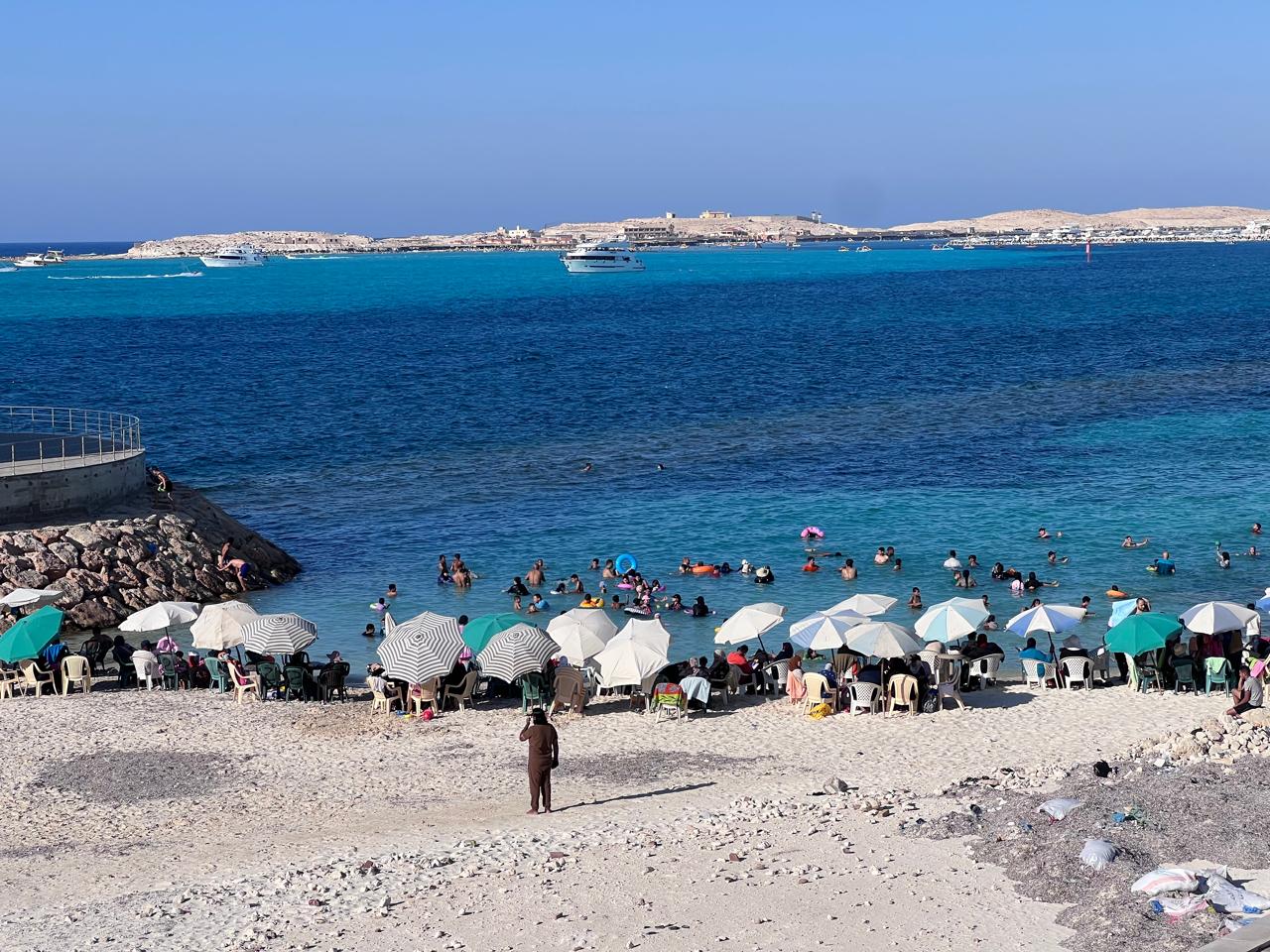 احد شواطئ خليج مرسى مطروح التي لا تتأثر بالانواج