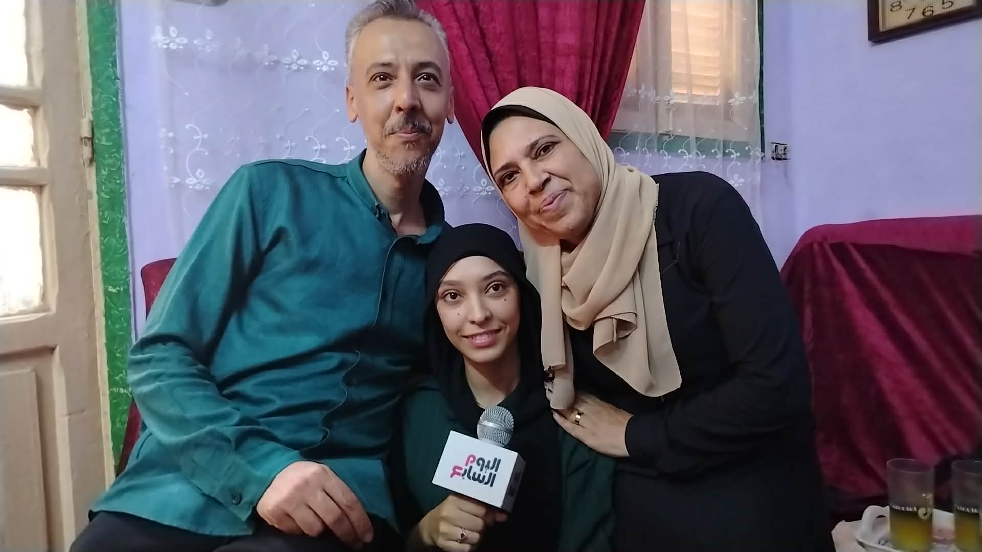 الطالبة رحمة محمد مع اسرتها الطالبة رحمة محمد مع اسرتها