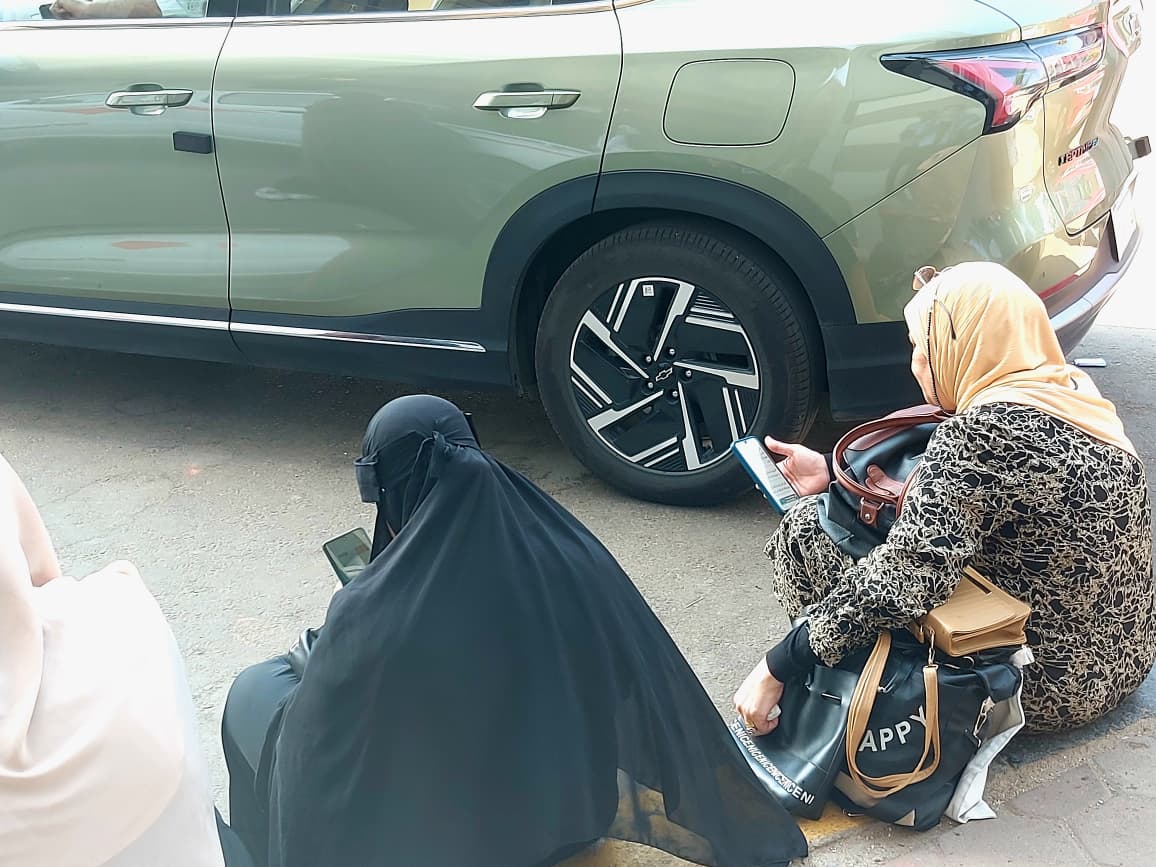الأمهات يفترشن الأرصفة فى محيط المدارس