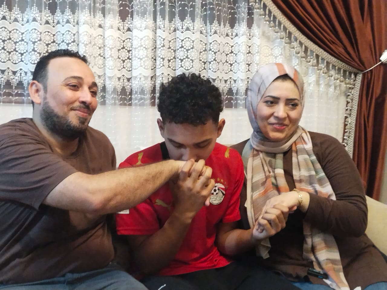 الأسرة داخل المنزل الأسرة داخل المنزل