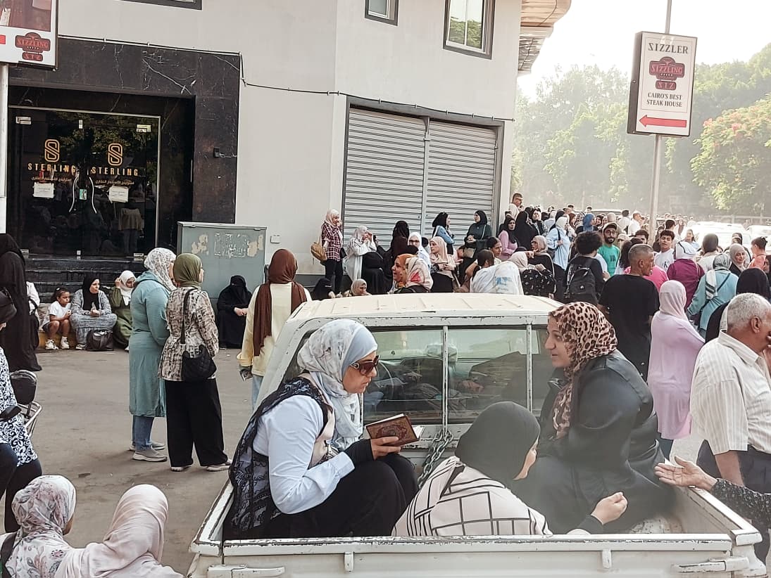 الأمهات يقرأن القرآن أمام اللجان