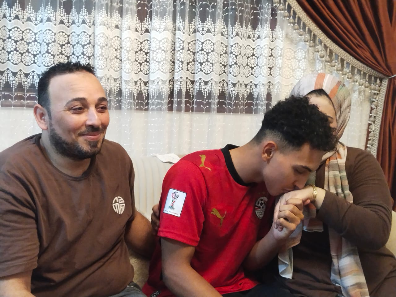 يقبل يد والدته يقبل يد والدته