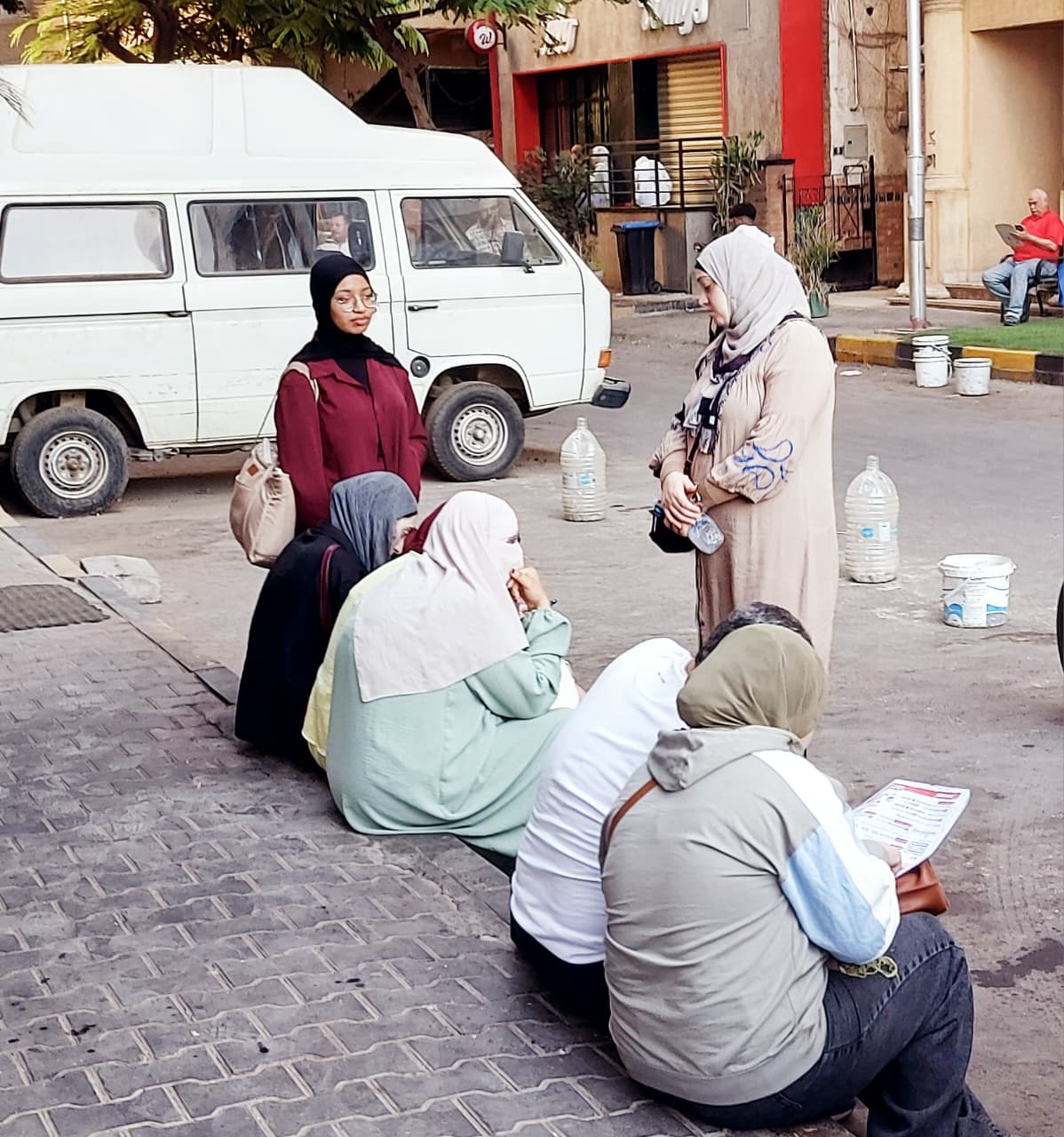 انتظار على الرصيف مع الأبناء
