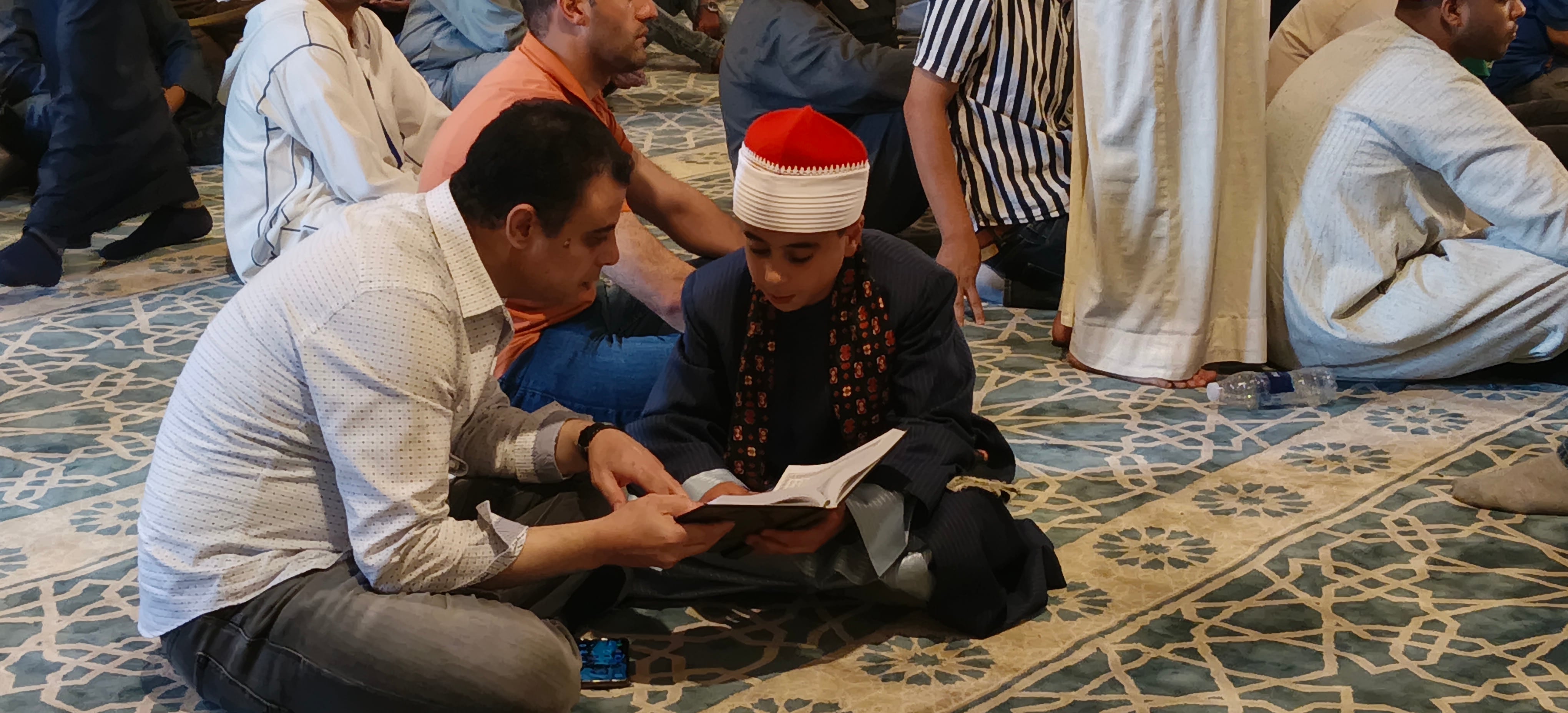 إياد يراجع القران قبل الاختبار
