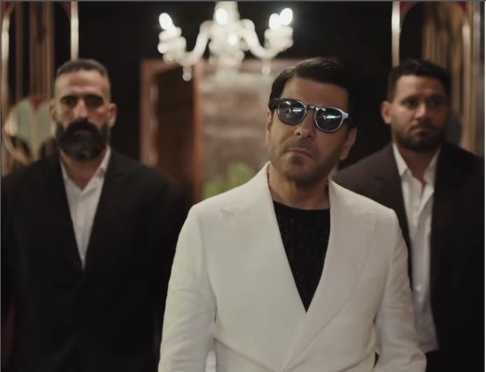 اياد نصار بشخصية تاجر السلاح فى خلى بالك من نفسك