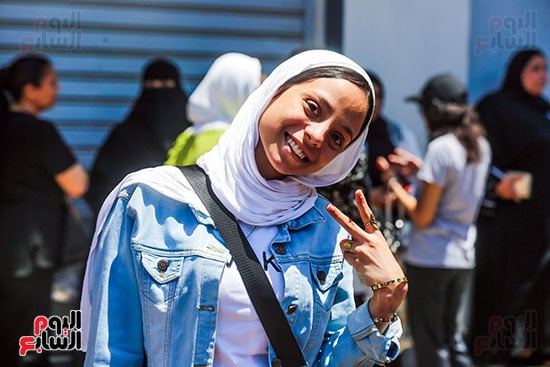 طالبة تشير بعلامة النصر