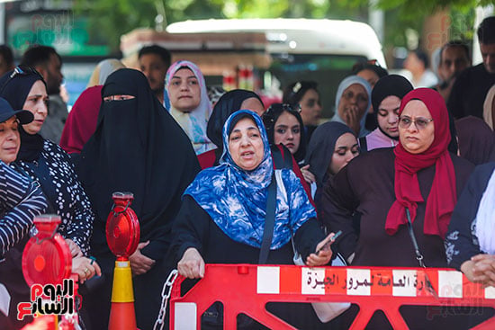 انتظار الامهات لخروج الطالبات