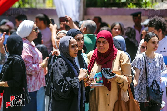 فرحة اولياء الامور بعد الامتحان