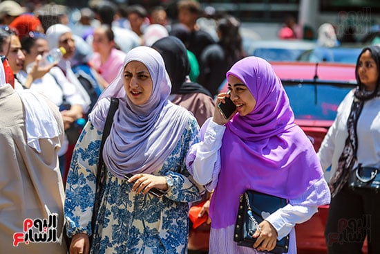طالبة تطمئن اسرتها بعد الامتحان