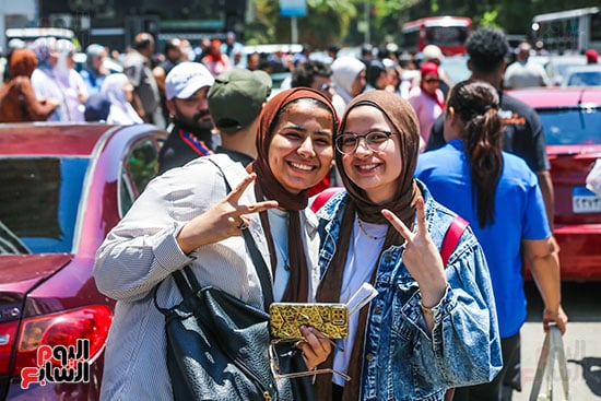 اشارة بعلامة النصر بعد الامتحان