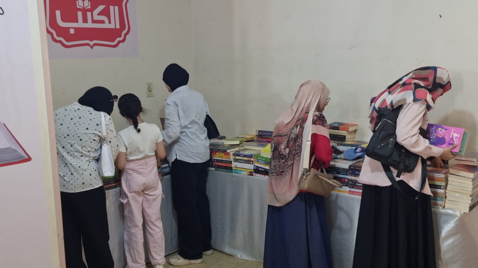 الأطفال مع الكبار الأطفال مع الكبار