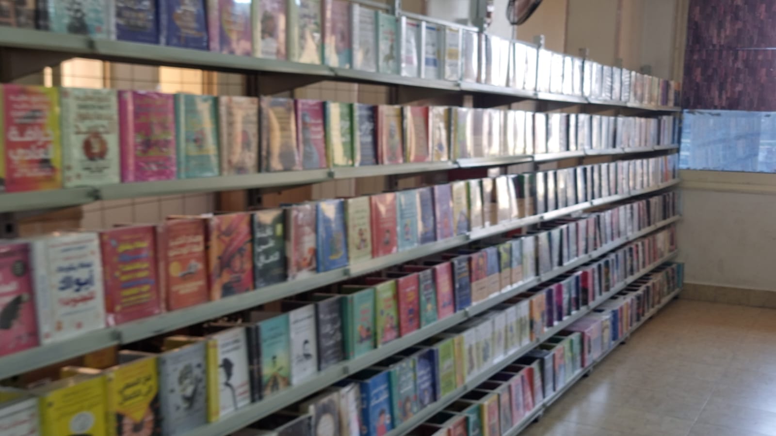 كميات كبيرة من الكتب كميات كبيرة من الكتب